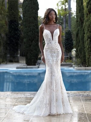 Demetrios, fit and flaire Brautkleid, offener Rücken, Spaghettiträger, nudeoptik, Spitze in der Schleppe, Vollspitze, enges Brautkleid, fein besticktes Brautkleid, farbiges Brautkleid, Brautkleid mit Überrock, bestickter Überrock, fit and flaire Kleid mit Überrock, besondere Spitze,