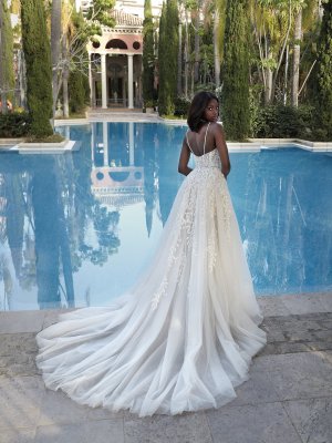 Demetrios, A-Linie, tiefer Rückenausschnitt, V-Ausschnitt, Spaghettiträger, Brautkleid mit Schlitz, rankige Spitze, in den Rock laufende Spitze, Tüll Kleid, Tüll Schleppe, Hochzeitskleid,