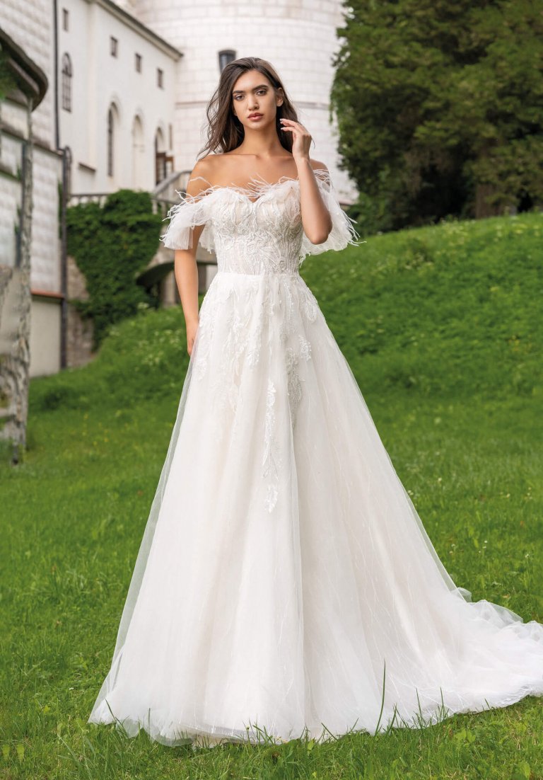 MsModa Daly, trägerlose A-Linie, Carmenträger, ausgefallenes Brautkleid, Brautkleid mit Federn, fließender übergang in den Rock, Extravagantes Brautkleid, Spitze im Rock, Bride, Herzausschnitt, besonderes Brautkleid,