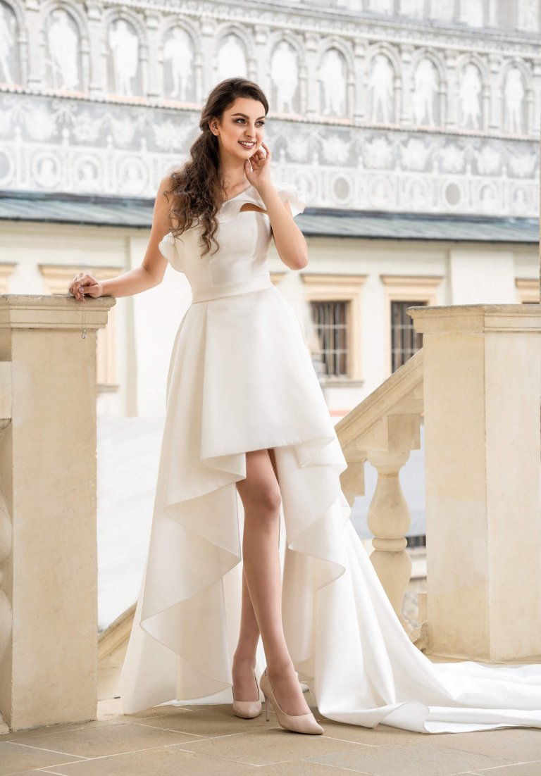 MsModa Danielle, schlichtes Hochzeitskleid mit Rüschen, ausgefallenes Brautkleid, Brautkleid mit Highlights, Off shoulder, trägerloses Brautkleid, Hochzeits Vokuhila Kleid, weißes Brautkleid, Brautkleid mit Schleife