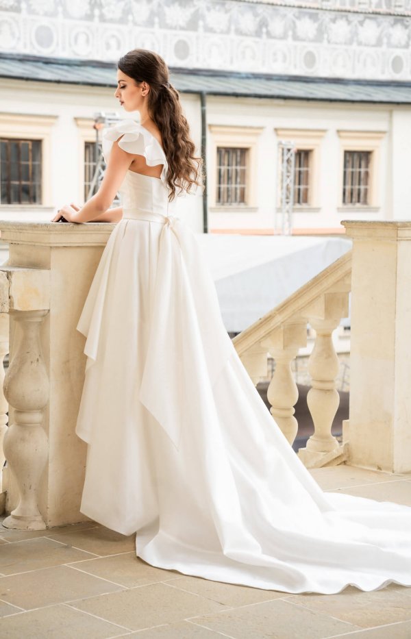 MsModa Danielle, ausgefallenes Brautkleid, Brautkleid mit Highlights, Off shoulder, trägerloses Brautkleid, Hochzeits Vokuhila Kleid, schlichtes Hochzeitskleid mit Rüschen, weißes Brautkleid, Brautkleid mit Schleife