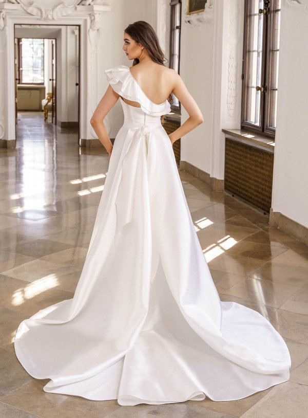 MsModa Danielle, Off shoulder, trägerloses Brautkleid, Hochzeits Vokuhila Kleid, schlichtes Hochzeitskleid mit Rüschen, weißes Brautkleid, ausgefallenes Brautkleid, Brautkleid mit Highlights,