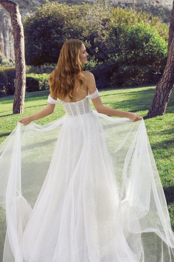 Demetrios, trägerloses Brautkleid, besticktes Brautkleid, modernes Brautkleid, Corsagenoptik, Tüllkleid, Perlen besticktes Brautkleid, A-Linie, abnehmbare Carmenträger,