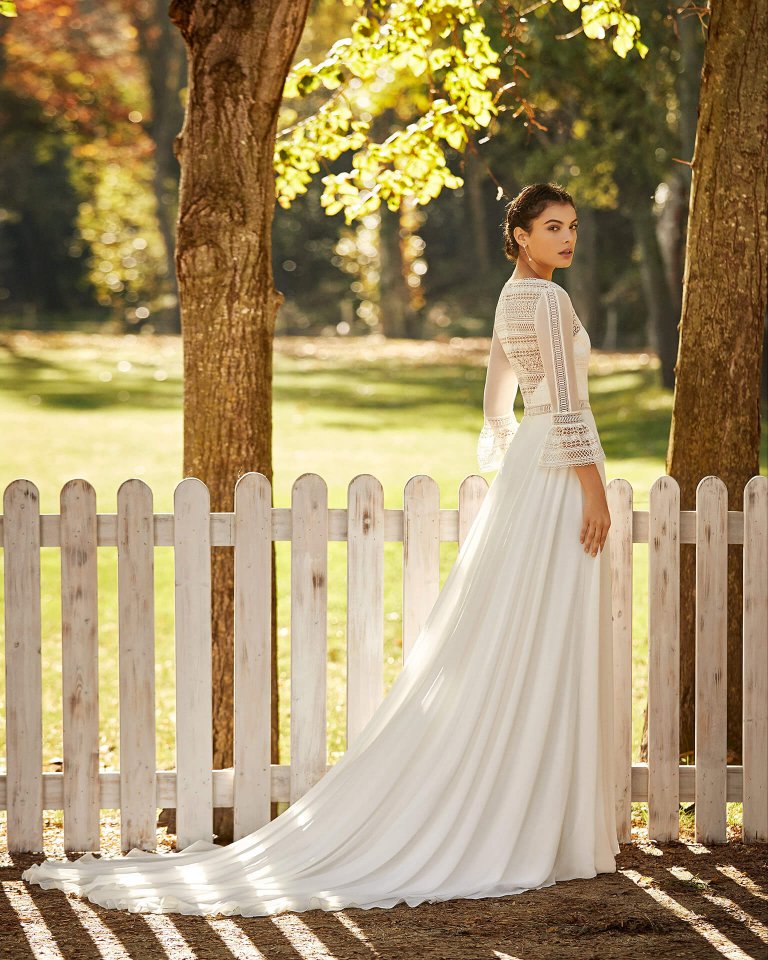 Alma Novia Obus, Brautkleid mit besonderem Rückenausschnitt, fließende A-Linie, standesamtliches Brautkleid, 3/4 Ärmel, Brautkleid mit Bohospitze, Herzcorsage, V-Ausschnitt, sommerliches Brautkleid, luftiges Brautkleid, Schleppe, Brautkleid,