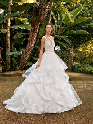 Adriana Alier Pomelo, Kleid mit Reifrock, Volants, Brautkleid, Spitzenträger, rankige Spitze, Prinzessinen Kleid, Brautkleid, Organza, Organza im Rock, Tattoospitze, Knopfleiste, Spitze, florale Spitze im Oberteil, klassisches Brautkleid, Schleppe, Boss Wedding Stores, bride, typische Brautkleider, Herzcorsage,