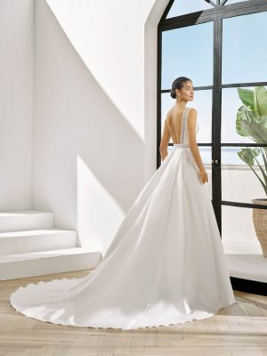 Adriana Alier Proa, A-Linie, Satin Brautkleid, schlichtes klassisches Brautkleid, elegant, hoch geschlossenes Kleid, Spitzengürtel,