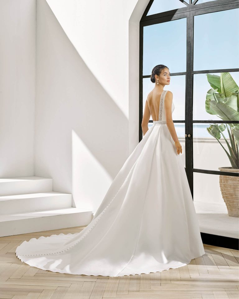 Adriana Alier Proa, A-Linie, Satin Brautkleid, schlichtes klassisches Brautkleid, elegant, hoch geschlossenes Kleid, Spitzengürtel,