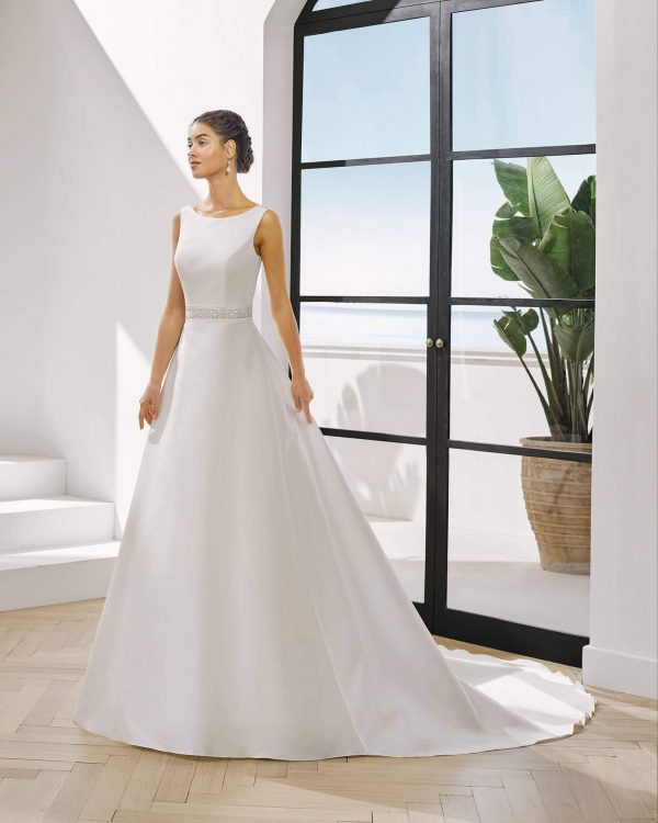 Adriana Alier Proa, schlichtes klassisches Brautkleid, elegant, hoch geschlossenes Kleid, Spitzengürtel, A-Linie, Satin Brautkleid,