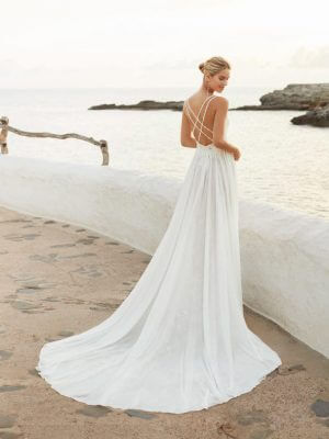 Aire Beach Queral, tiefer Rückenausschnitt, Überkreuzte Träger am Rücken, Ballerinarücken, bestickte Spitze, Schleppe, V-Ausschnitt, Spagettiträger, Schlitz im Rock, beach wedding, Brautkleid für den Strand, mit Spitze hinterlegter Schlitz, transparenter Unterstoff, Chiffon Kleid,