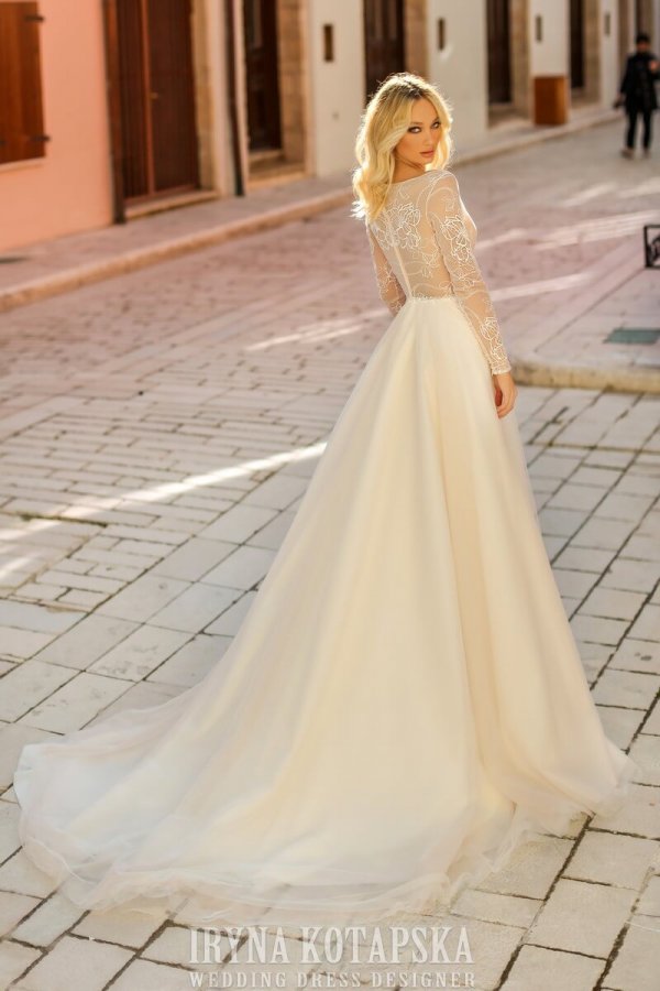 Iryna Kotapska, tiefer V-Ausschnitt, sexy Brautkleid, Ausschnittbetontes Brautkleid, Florale Spitze, große Spitzenapplikationen, Hoch geschlossenes Rücken,