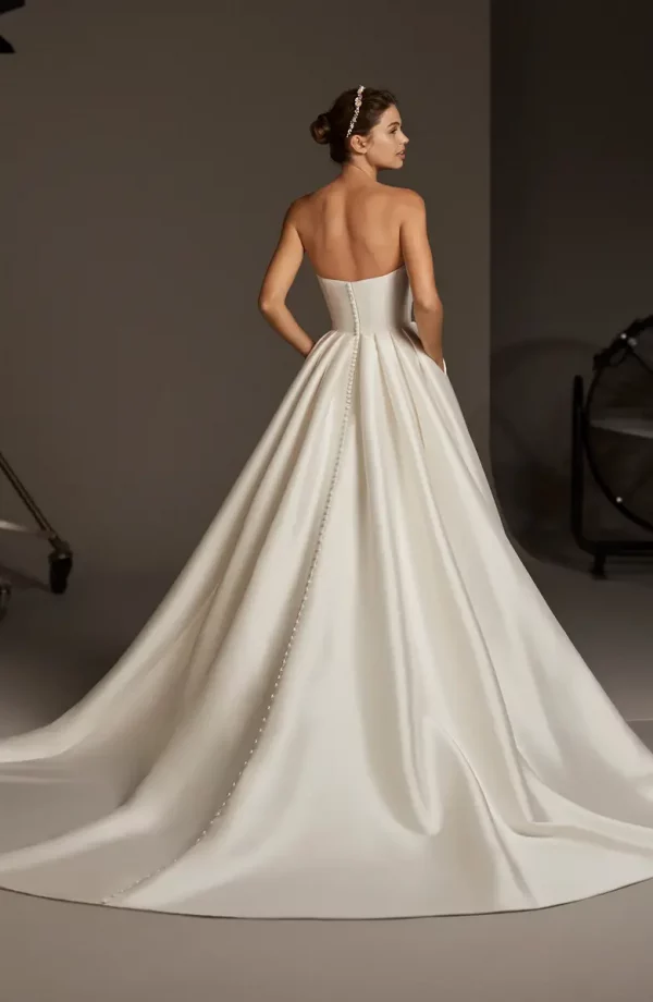 Pronovias, Elegantes schlichtes Brautkleid, A-Linie, kleine Prinzessin, Brautkleid mit Taschen, Satin, trägerloses Brautkleid, Knopfleiste, besonderes Brautkleid, besonderer Ausschnitt