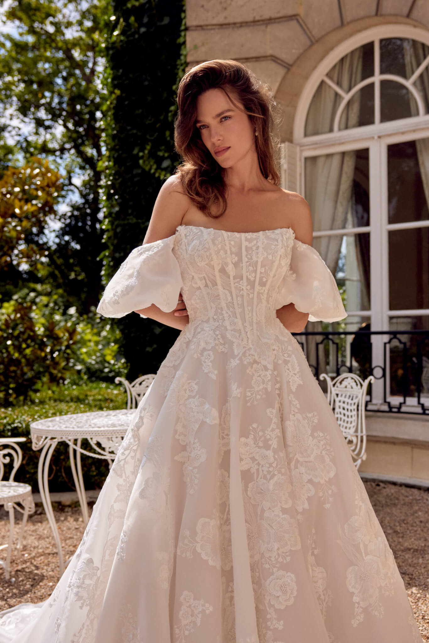 Braut in einem romantischen Brautkleid