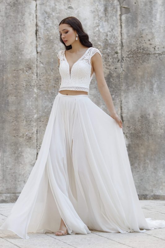 Jarice, Mix and Match, Boss Wedding Stores, standesamtliches Brautoutfit, Brautkleid fürs Standesamt, V-Ausschnitt, Spitze, fließender Brautrock mit Schlitz, Brautoberteil mit T-Shirt Ärmeln, transparent hinterlegte Spitze im Oberteil, Spitzen Oberteil, Cut Outs,