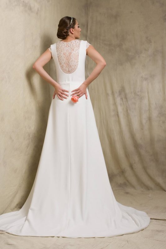 Schlichtes Brautkleid, Spitze am Rücken, Brautkleid, tiefer Rücken, elegantes Brautkleid, standesamtliches Brautkleid,
