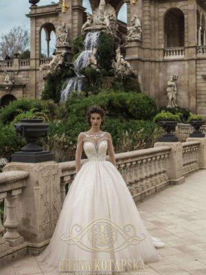 Iryna Kotapska BL1908L, besticktes Oberteil, mit Perlen besticktes Brautkleid, Perlen Ornamente, princess Brautkleid, Brautkleid mit Arm, Knopfleiste, herzcorsagen optik, hinterlegtes Oberteil, tiefer V-Ausschnitt, sexy Brautkleid, extravagantes Brautkleid, Glitzerdetails im Onerteil, besonderes Brautkleid, blushfarbenes Brautkleid, nude Optik,