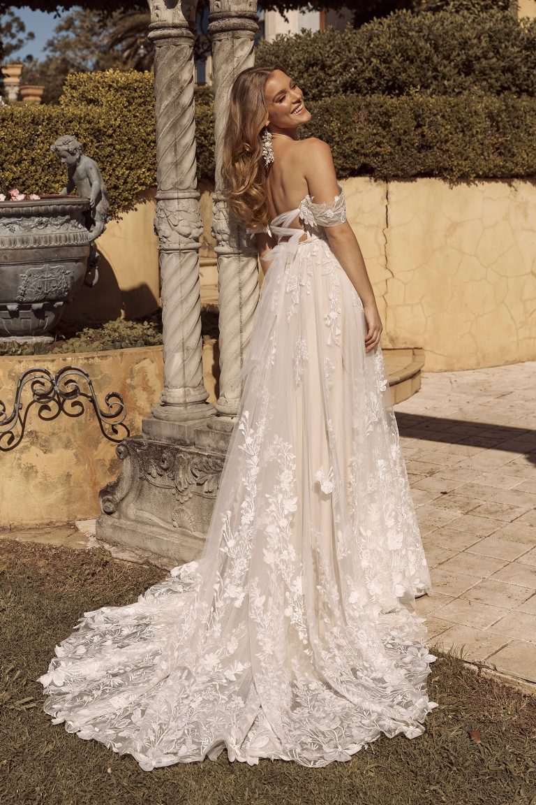 Madi Lane Brille, Spitze im Rock, trägerloses Kleid, Carmenträger, frabiges Brautkleid, Brautkleid, Florale Spitze, Spitze auslaufend in den Rock, fließender Tüllrock, Carmenträger