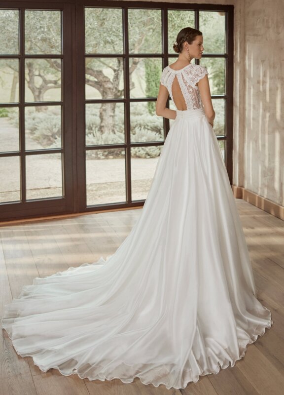 Boss Hochzeitshaus Winsen Luhe Brautkleid Hamburg Bremen Stade Buxtehude Gifhorn Aire Barcelona Aire Boho Gigi modernes Brautkleid schlicht (2) p