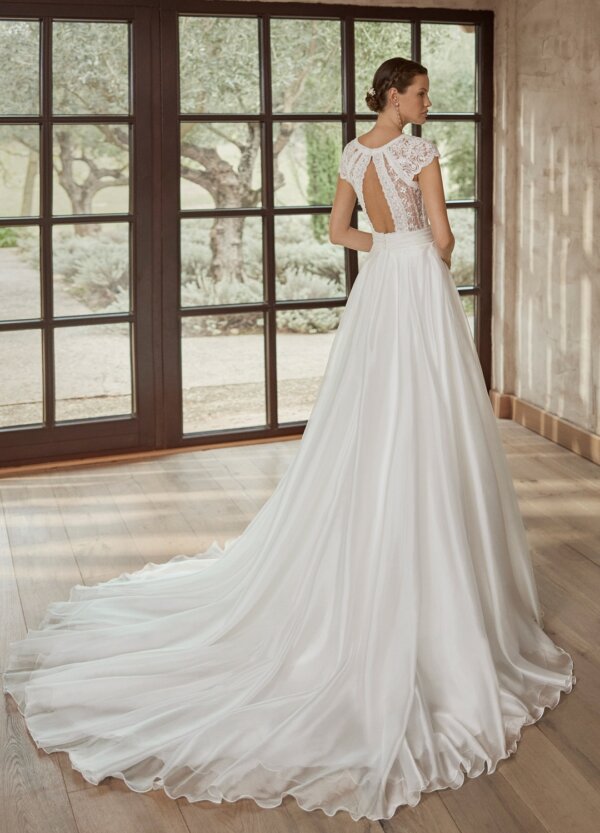 Boss Hochzeitshaus Winsen Luhe Brautkleid Hamburg Bremen Stade Buxtehude Gifhorn Aire Barcelona Aire Boho Gigi modernes Brautkleid schlicht (2) p