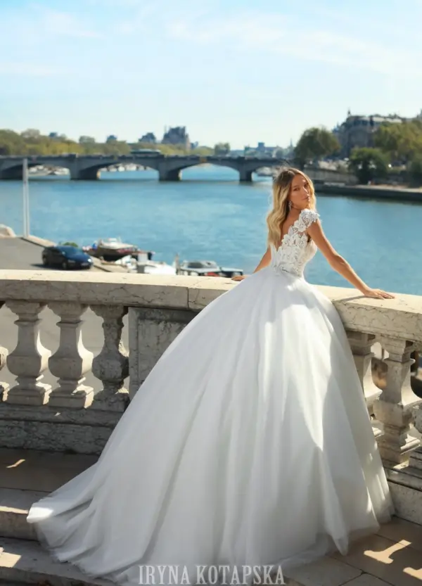 Boss Hochzeithaus Winsen Luhe Brautkleider Bremen Hamburg Lüneburg Hannover Lübeck Harburg Iryna Kotapska moerne Brautkleider LB2334 Niedersachsen (1)
