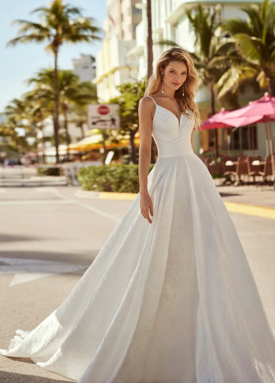 Boss Hochzeithaus Winsen Luhe Brautkleider Bremen Hamburg Lüneburg Hannover Lübeck Harburg Luna Novias moderne Brautkleider Clara Niedersachsen (1)