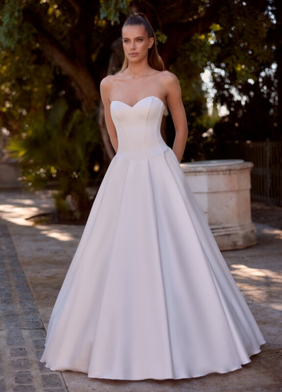 Boss Hochzeithaus Winsen Luhe Brautkleider Bremen Hamburg Lüneburg Hannover Stade Lübeck Buxtehude moderne Brautkleider Niedersachsen Bianco Evento Edina (1)