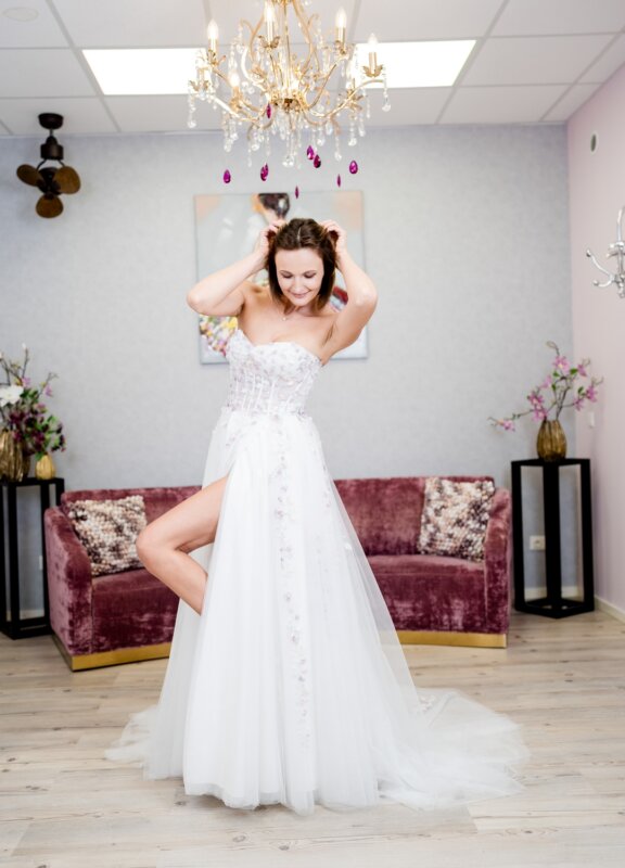 Boss Hochzeithaus Winsen Luhe Brautkleider Bremen Hamburg Lüneburg Hannover Stade Lübeck Buxtehude moderne Brautkleider Niedersachsen Brautkleid mit bunten Blumen (5)