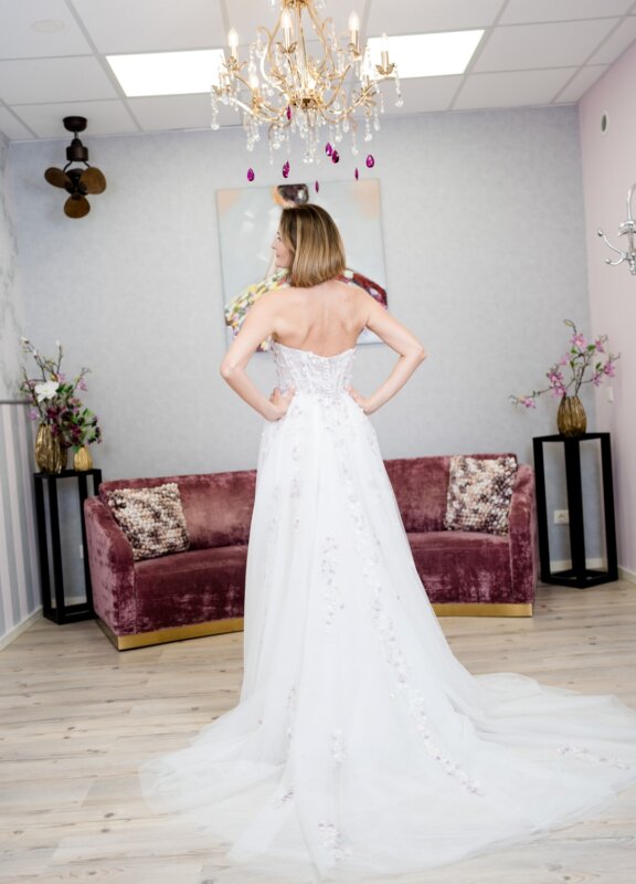 Boss Hochzeithaus Winsen Luhe Brautkleider Bremen Hamburg Lüneburg Hannover Stade Lübeck Buxtehude moderne Brautkleider Niedersachsen Brautkleid mit bunten Blumen (6)