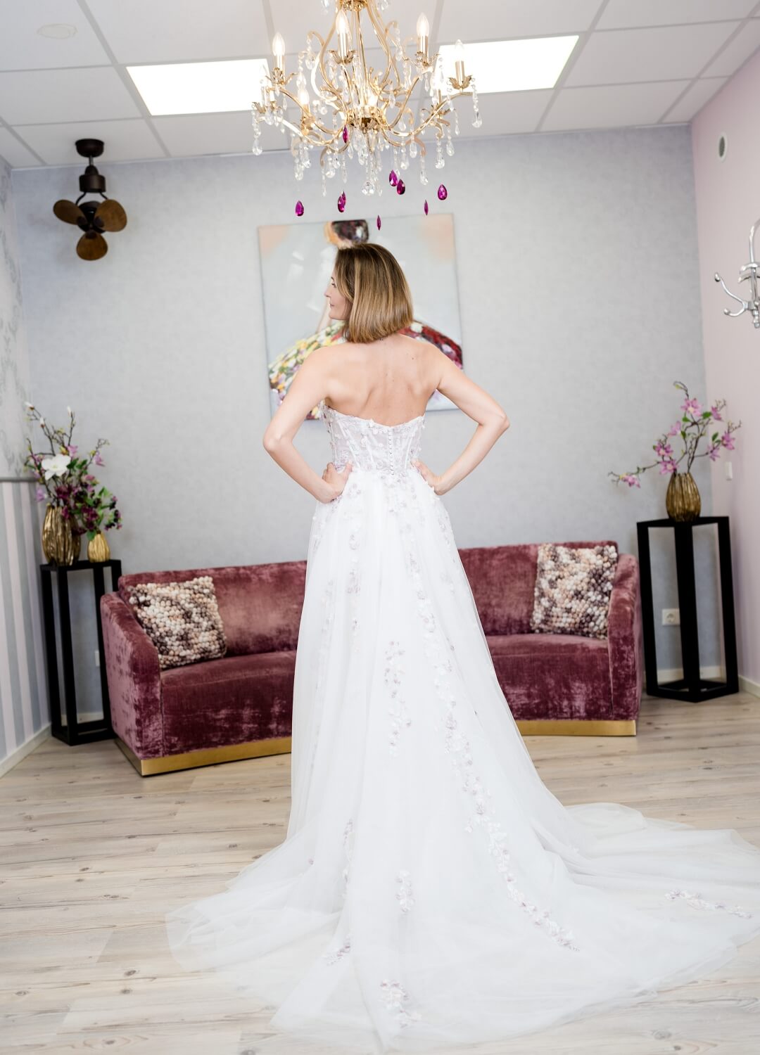 Boss Hochzeithaus Winsen Luhe Brautkleider Bremen Hamburg Lüneburg Hannover Stade Lübeck Buxtehude moderne Brautkleider Niedersachsen Brautkleid mit bunten Blumen (6)