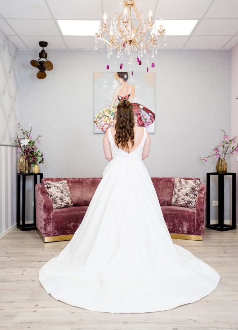 Boss Hochzeithaus Winsen Luhe Brautkleider Bremen Hamburg Lüneburg Hannover Stade Lübeck Buxtehude moderne Brautkleider Niedersachsen cleanes vurvy Brautkleid (4)