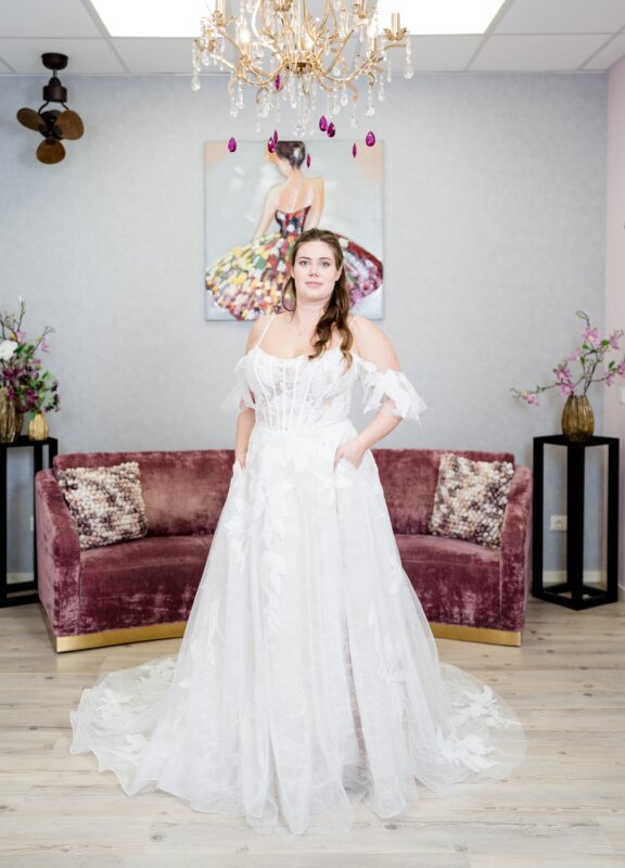 Boss Hochzeithaus Winsen Luhe Brautkleider Bremen Hamburg Lüneburg Hannover Stade Lübeck Buxtehude moderne Brautkleider Niedersachsen florale Brautkleider (2)