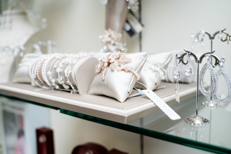 Boss Hochzeitshaus Winsen bei Hamburg braut Accessoires Bräutigam modern Schleier