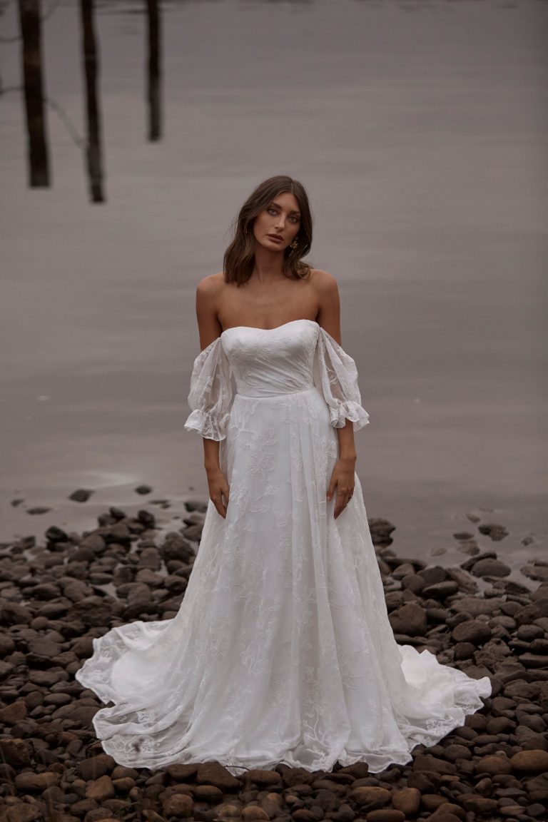 Madi Lane Carmi, A- Linie, Schleppe, Brautkleid, Klassisches Brautkleid, trägerloses Brautkleid, Schlichtes Brautkleid, Spitze im Rock, Spitze, Carmenträger,