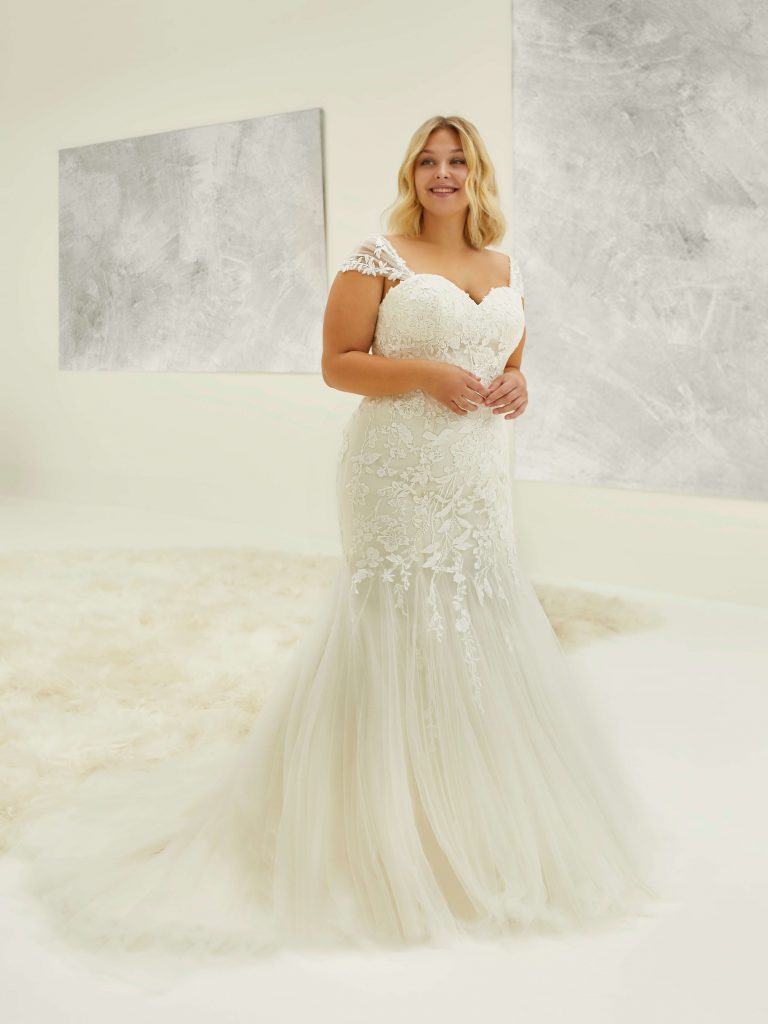 Curves by Modeca, Hercorsage, rankige Spitze, dünne Träger, Fit and Flaire, enges Brautkleid, figurbetontes Brautkleid, Schnürrung, Brautkleid Übergrößen, Curvy Bride, Brautkleider in großen Größen, creme farbenes Brautkleid, Spitze Tüllrock, Träger, moderne Spitze,