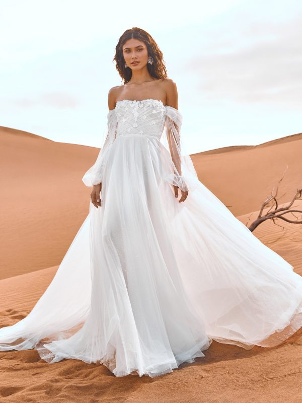 Pronovias Danxia, leichtes Brautkleid, Boss Wedding Stores, A-linie, trägerloses Brautkleid, Carmenträger, tiefer Rücken, trasparenter Rücken, leichtes Brautkleid, Tüllrock, A-Linie, verspieltes Brautkleid, Beach Wedding, romantisches Brautkleid, Boss Hochzeitshaus,