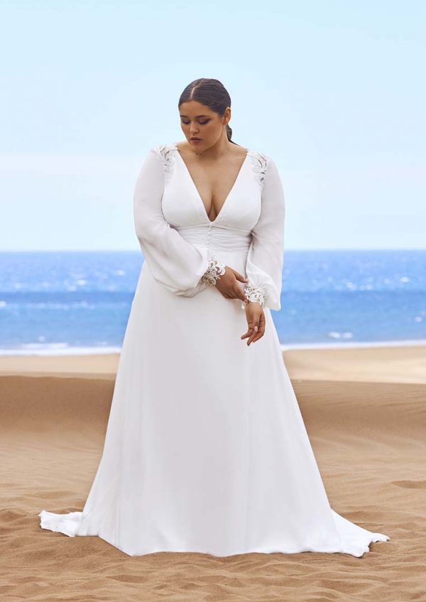 Pronovias Gobustan, tiefer V-Ausschnitt, Spitzen Applikationen, Tailliengürtel, schlichtes Brautkleid, fließender Rock, hoch geschlossener Rücken, Curvy Brautkleid,