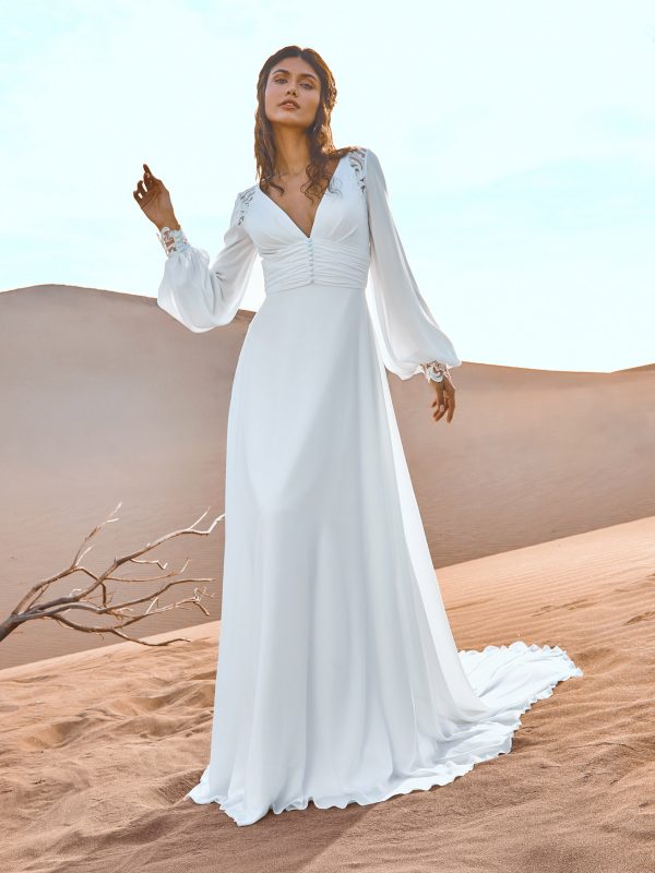 Pronovias Gobustan, schlichtes Brautkleid, fließender Rock, hoch geschlossener Rücken, elegantes Brautkleid, Knopfleiste, langer Arm, tiefer V-Ausschnitt, Spitzen Applikationen, Tailliengürtel,