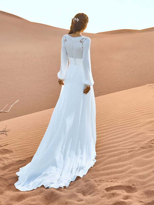 Pronovias Gobustan, elegantes Brautkleid, Knopfleiste, langer Arm, tiefer V-Ausschnitt, Spitzen Applikationen, Tailliengürtel, schlichtes Brautkleid, fließender Rock, hoch geschlossener Rücken,