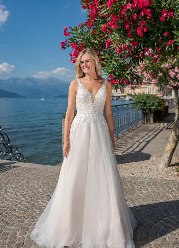 Günstige Moderne Aline Dein Tarumkleid im Boss Hochzeitshaus in Hamburg (1)