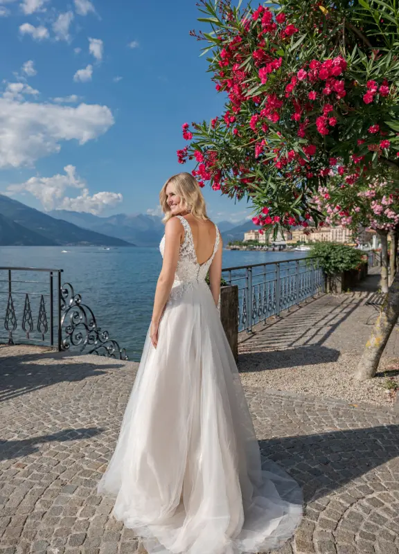 Günstige Moderne Aline Dein Tarumkleid im Boss Hochzeitshaus in Hamburg (2)