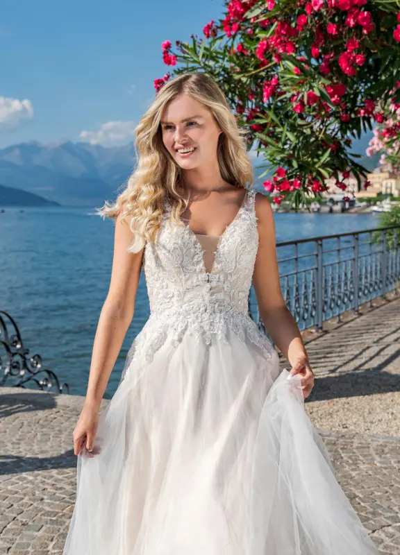 Günstige Moderne Aline Dein Tarumkleid im Boss Hochzeitshaus in Hamburg (3)