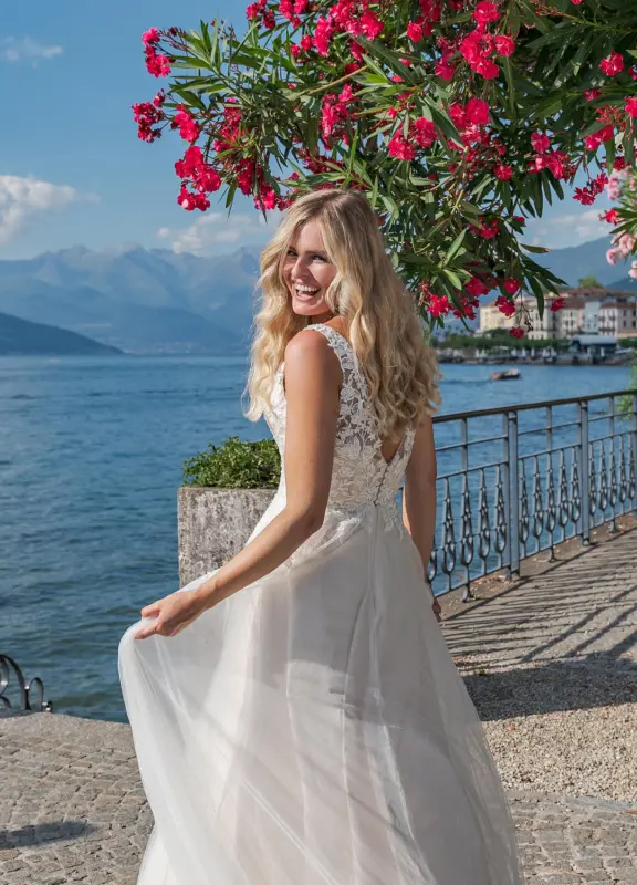 Günstige Moderne Aline Dein Tarumkleid im Boss Hochzeitshaus in Hamburg (4)