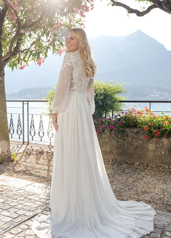 Hochgeschlossene Brautkleider mit zarter Spitze bei Bremen (3)