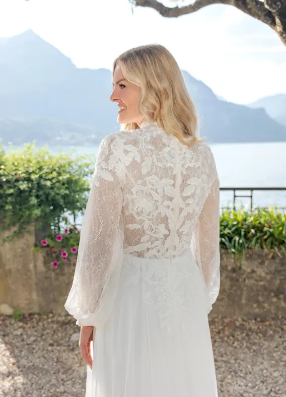 Hochgeschlossene Brautkleider mit zarter Spitze bei Bremen (4)