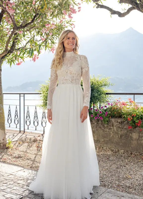 Hochgeschlossenes Brautkleid Boss Hochzeitshaus in Winsen Luhe (1)