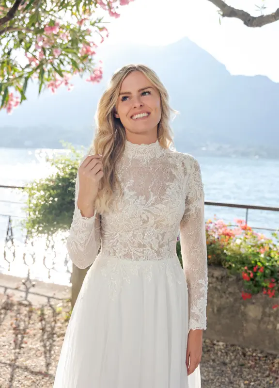 Hochgeschlossenes Brautkleid Boss Hochzeitshaus in Winsen Luhe (2)