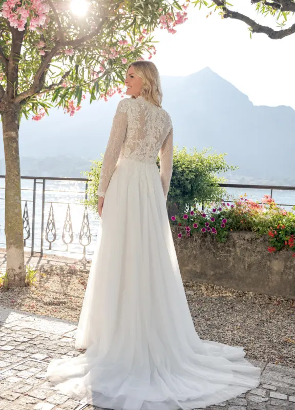 Hochgeschlossenes Brautkleid Boss Hochzeitshaus in Winsen Luhe (3)