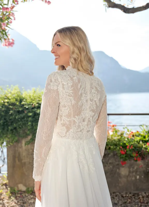 Hochgeschlossenes Brautkleid Boss Hochzeitshaus in Winsen Luhe (4)