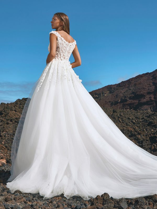 Pronovias Jeita, Knopfleiste, transparenz im Oberteil, geschlossener Rücken, Soft Tüll, breite Träger, off shoulder, auslaufende Spitze, Tüllrock, romantische A-linie, floral, A-linie, florale Spitze, 3D Spitze, tiefer V-Ausschnitt, in den Rock laufende Spitze,