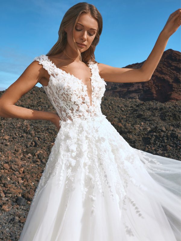 Pronovias Jeita, Soft Tüll, breite Träger, off shoulder, auslaufende Spitze, Tüllrock, romantische A-linie, floral, A-linie, florale Spitze, 3D Spitze, tiefer V-Ausschnitt, in den Rock laufende Spitze,