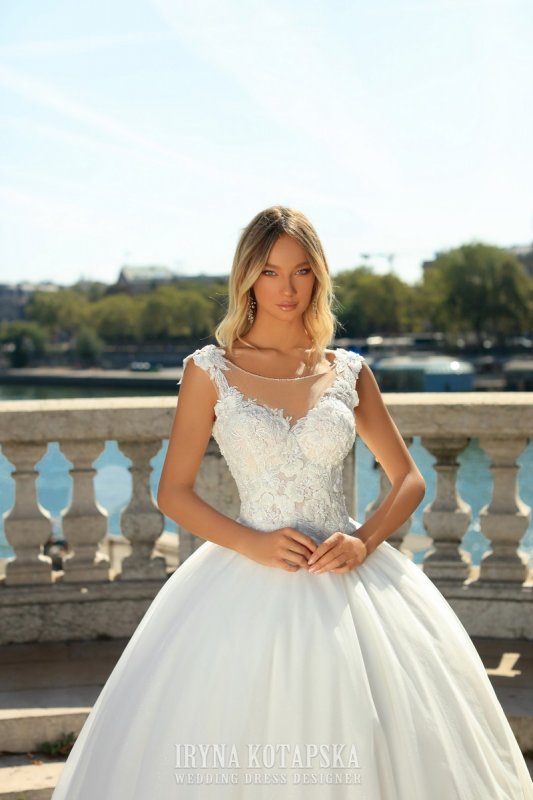 Iryna Kotapska LB2334, ausgestelltes Brautkleid, Prinzessinen Brautkleid, princess Brautkleid, besticktes Oberteil, bestickte Träger, florale Spitze, Brautkleid Iryna Kotapska,